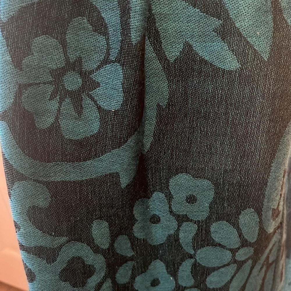 WOMENS Scarf/Wrap 68 inches long 36 inches wide - Picture 2 of 4